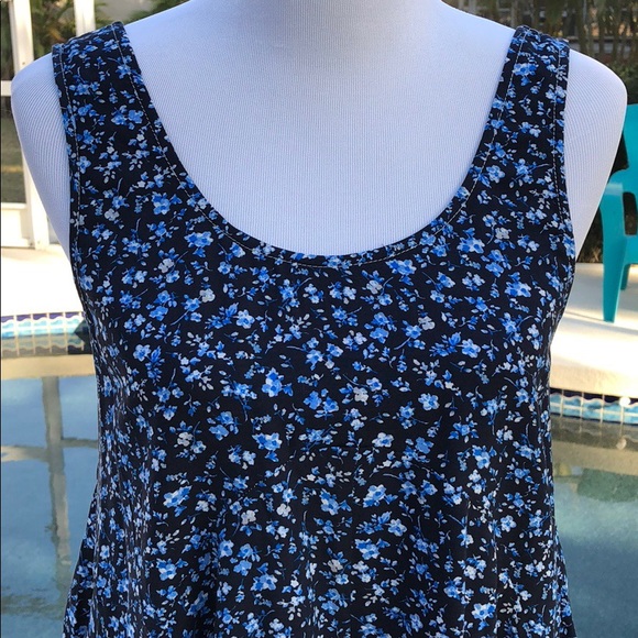 💙2 LEFT MEDIUM Adorable navy floral tank. - Picture 6 of 6